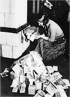 Alemanya 1923, una dona encen la ximeneia amb billets, en vinervion.blogspot.com "il.lustració"